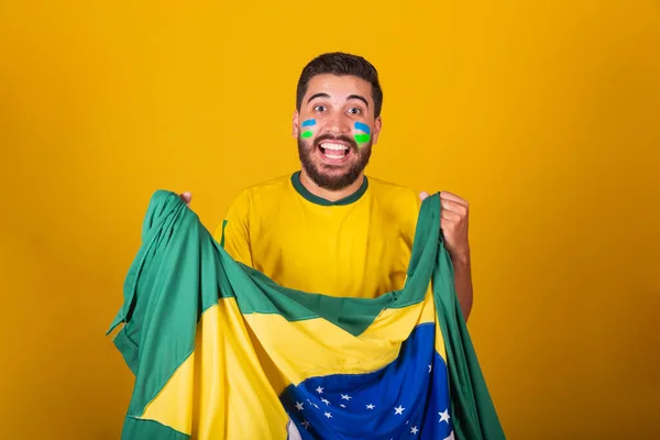 ブラジル人の男性 ラテンアメリカ人 世界カップ2022でブラジルを応援し パトリオット ナショナリスト 振動ブラジルの旗 幸福のシンボル 喜びとお祝い ブラジルの旗 — ストック写真