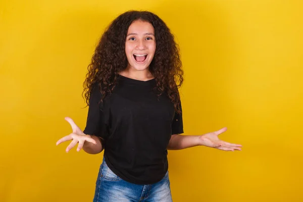 ブラジル系ラテン系アメリカ人の女の子のためのアフロ髪 黄色の背景 顔と手で驚きの表現を作る すごい — ストック写真