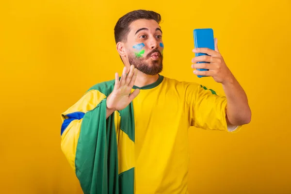 Braziliaanse Latijns Amerikaanse Man Juichen Voor Braziliaans Wereldbeker 2022 Video — Stockfoto
