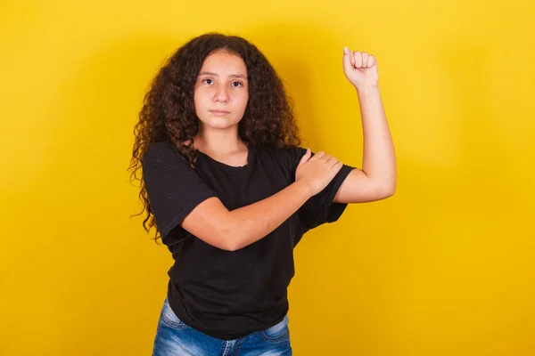 アフリカの髪のためのブラジル ラテンアメリカの女の子 黄色の背景 両足に手で 強さを示す エンパワーメント フェリシティ 楽観的 — ストック写真