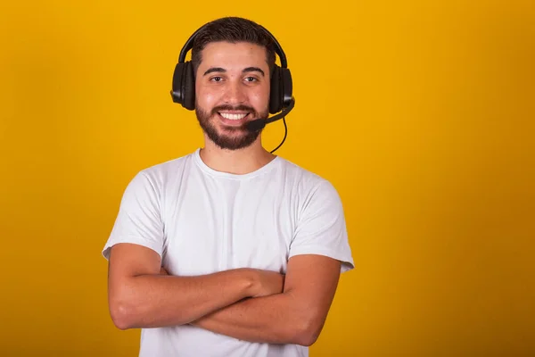 ヘッドセットとマイク テレマーケティング担当者 電話サポート コールサポート テレマーケティングコンセプトを持つ幸せなブラジルのラテンアメリカ人男性 — ストック写真
