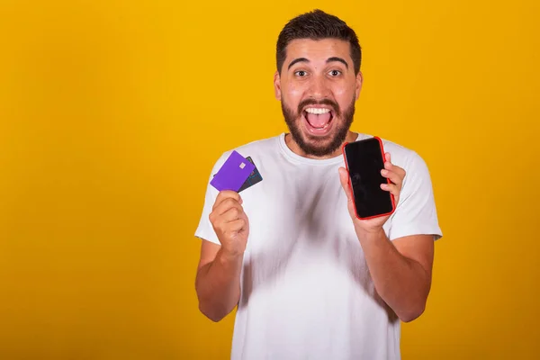 Braziliaanse Latijns Amerikaanse Man Toont Mobiele Telefoon Creditcard App Mobiele — Stockfoto