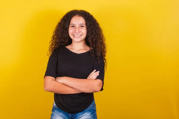 Brazylijka Latynoska Dziewczyna Afro Włosy Żółte Tło Skrzyżowane Ramiona Uśmiechnięte — Zdjęcie stockowe