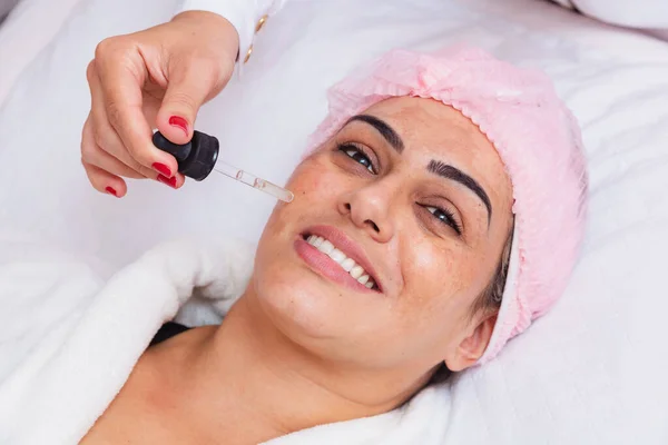 Anwendung Von Hautpeeling Durch Gesichtssäure Auf Den Patienten Massage Für — Stockfoto