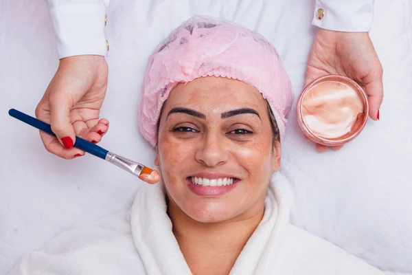 治療のための黒色腫患者における顔マスククリームの適用 スキンケア 水分補給肌 肌のクレンジング マラスマ — ストック写真