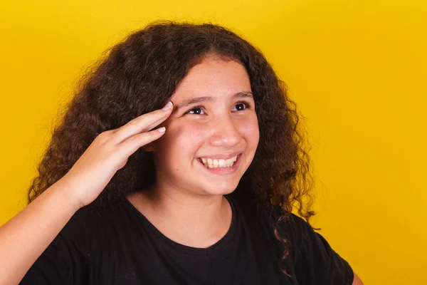 Brazylijka Latynoska Dziewczyna Afro Włosy Żółte Tło Ręką Czole Głowie — Zdjęcie stockowe
