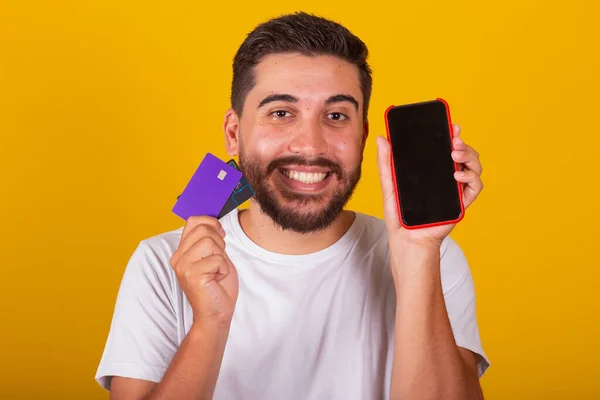 Brasiliansk Latinamerikansk Mand Overrasket Glad Viser Mobiltelefon Skærm Kreditkort Mobiltelefon - Stock-foto
