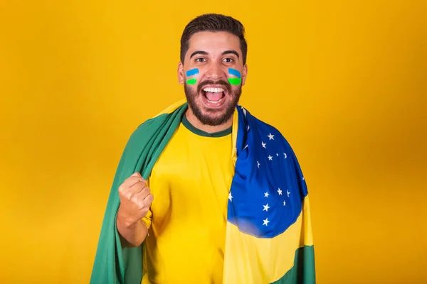 ブラジル人男性ラテンアメリカ人ブラジル人のための応援 ワールドカップ2022では ファン ブルネット お祝い 幸せな叫びの目標 ハンサムな — ストック写真