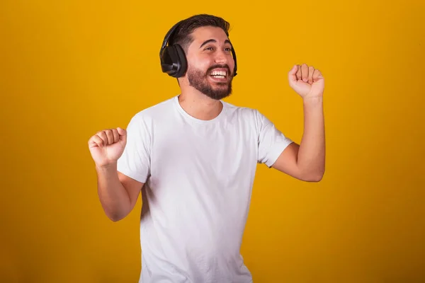 Braziliaanse Latin American Man Gelukkig Met Muziek Koptelefoon Dansen Met — Stockfoto