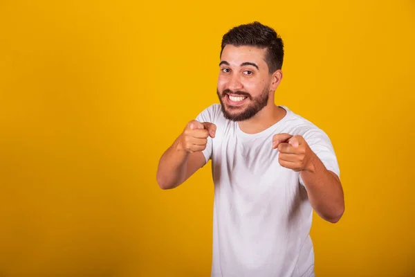 Hombre Brasileño Latinoamericano Apuntando Cámara Sonriendo Mirando Eligiéndote Decidiendo Gesto —  Fotos de Stock