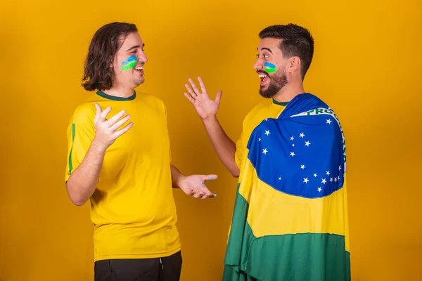 Βραζιλιάνοι Φίλοι Λατινοαμερικανοί Ποικιλία Ζητωκραυγάζουν Για Βραζιλία Στο Παγκόσμιο Κύπελλο — Φωτογραφία Αρχείου
