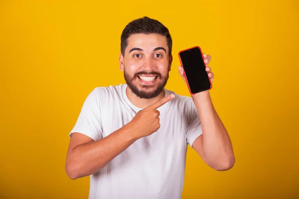 Brasiliansk Latinamerikansk Mand Med Hånd Peger Mobiltelefon Mobiltelefon Skærm Til - Stock-foto