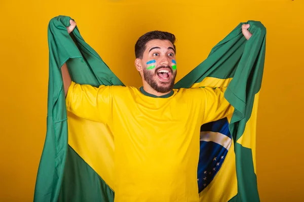 巴西人 拉丁裔美国人 在2022年世界杯上为厚脸皮欢呼 爱国者 民族主义者 振奋人心的厚脸皮旗帜 欢呼和跳跃 欢乐和庆祝的象征 带有厚脸皮的旗帜 — 图库照片