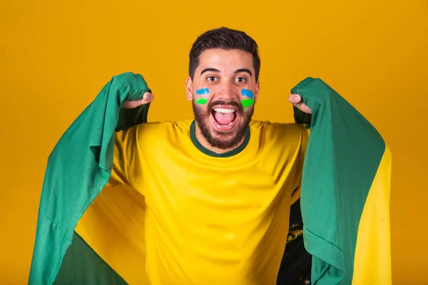 巴西人 拉丁裔美国人 在2022年世界杯上为厚脸皮欢呼 爱国者 民族主义者 振奋人心的厚脸皮旗帜 欢呼和跳跃 欢乐和庆祝的象征 带有厚脸皮的旗帜 — 图库照片
