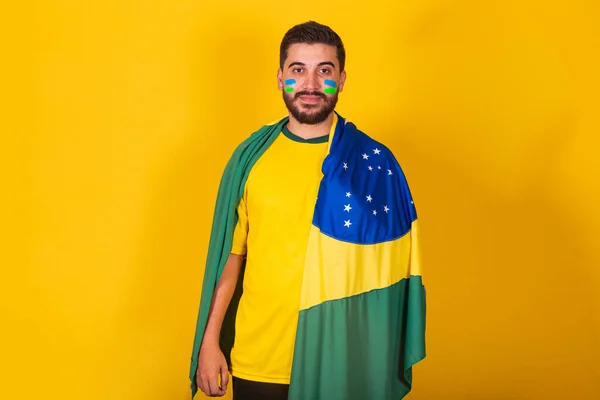 Hombre Brasileño Latinoamericano Animando Brasil Copa Del Mundo 2022 Mirando —  Fotos de Stock