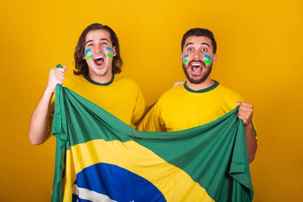巴西朋友 拉丁裔美国人 多样性 为巴西欢呼 2022年世界杯 举着巴西国旗 欢呼和震动 尖叫的目标 快乐和快乐 — 图库照片