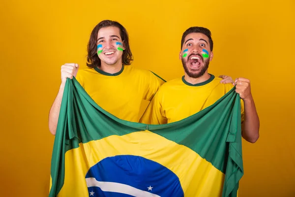 巴西朋友 拉丁裔美国人 多样性 为巴西欢呼 2022年世界杯 举着巴西国旗 欢呼和震动 尖叫的目标 快乐和快乐 — 图库照片