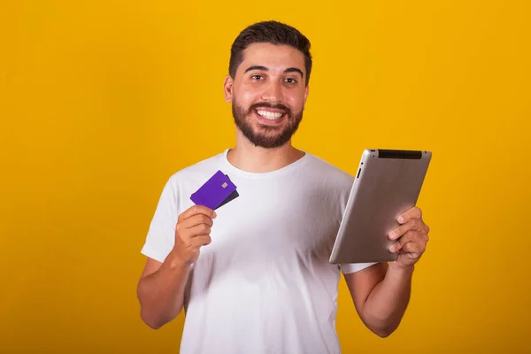 Brezilya Latin Amerikalı Adam Şaşırmış Mutlu Tablet Kredi Kartı Tutuyor — Stok fotoğraf