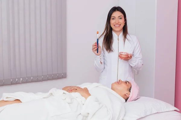 Estheticus Met Gezichtsmasker Crème Melasma Patiënt Voor Behandeling Huidverzorging Gehydrateerde — Stockfoto