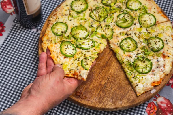 Delicious Vegetarian Cucumber Pizza Being Eaten Using Hand Fast Food — Stock Photo, Image