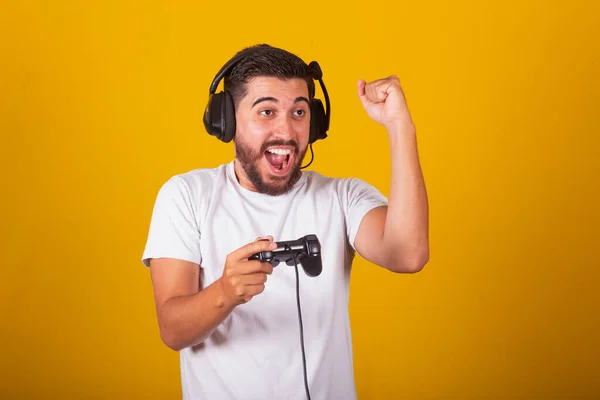 Glücklicher Brasilianischer Lateinamerikaner Mit Headset Und Videospiel Controller Der Feiert — Stockfoto