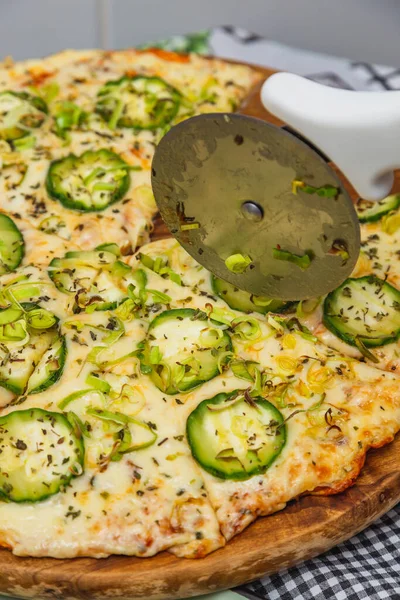 Delicious Vegetarian Cucumber Pizza Being Sliced Brazilian Pizza — Stock Photo, Image