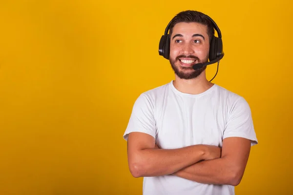 Šťastný Brazilský Latinskoamerický Muž Sluchátky Mikrofonem Telemarketer Telefoní Podpora Telemarketingový — Stock fotografie