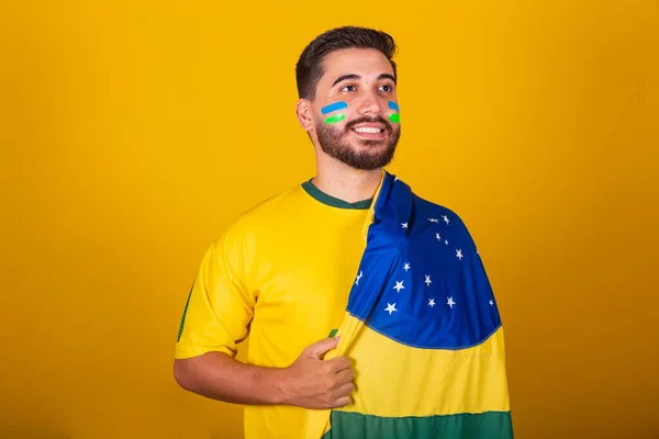 Brazilský Muž Latinskoamerický Fandí Brazílii Světovém Poháru 2022 Dívá Kamery — Stock fotografie