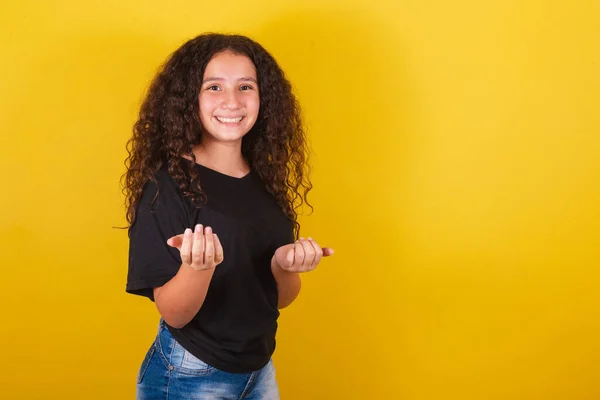 拉丁美洲的女孩 非洲的头发 黄色的背景 表示来了 用手和手指 来了这里表达 — 图库照片