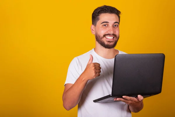 Бразильский Латиноамериканец Счастливый Держащий Ноутбук Улыбающийся Большим Пальцем Вверх Концепция — стоковое фото
