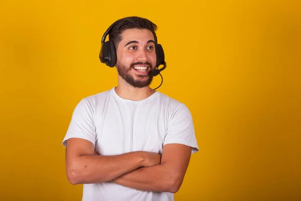 Szczęśliwy Brazylijczyk Ameryki Łacińskiej Słuchawkami Mikrofonem Telemarketer Wsparcie Telefoniczne Call — Zdjęcie stockowe