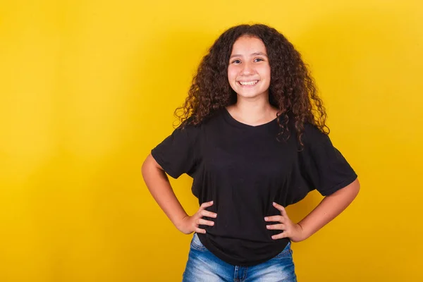 彼女の腰にアフロの髪 黄色の背景 腕と手 自信を持つブラジル人 ラテンアメリカの女の子 — ストック写真