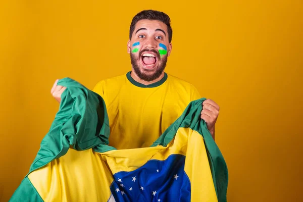 巴西人 拉丁裔美国人 在2022年世界杯上为厚脸皮欢呼 爱国者 民族主义者 振奋人心的厚脸皮旗帜 快乐的象征 欢乐的庆祝 与厚脸皮的旗帜 — 图库照片