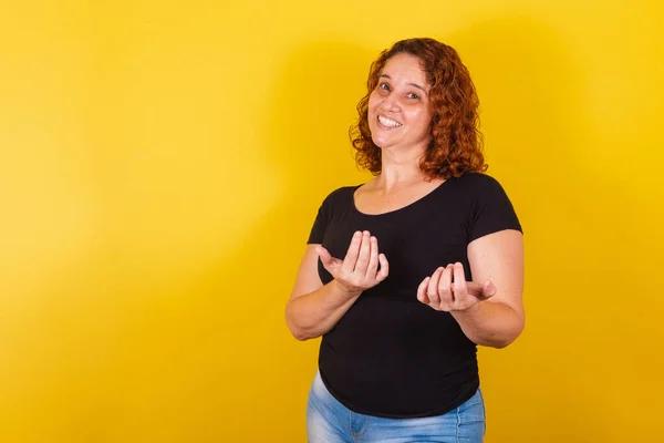 Blank Braziliaans Latijns Amerikaanse Vrouw Krullend Haar Krullen Gele Achtergrond — Stockfoto