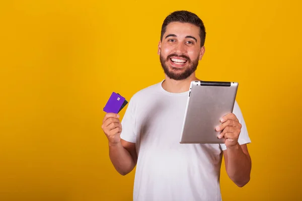 Brasiliansk Latinamerikansk Man Överraskad Och Glad Holding Tablet Och Kreditkort — Stockfoto