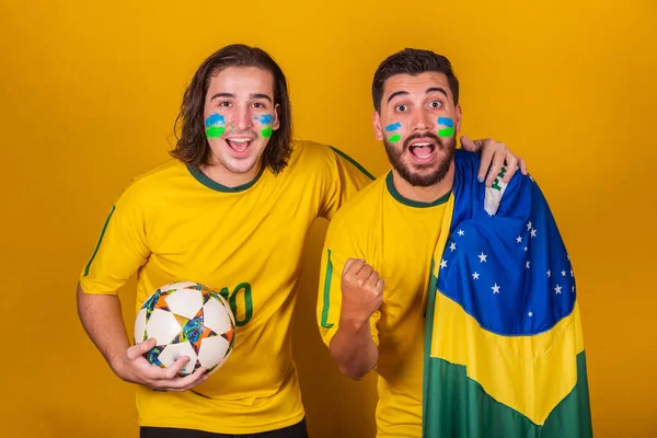 巴西的朋友 拉丁美洲 多样性 在2022年世界杯上为巴西欢呼 一起观看巴西世界杯足球赛 — 图库照片