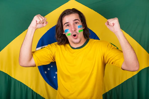 ブラジルを応援する白人 ブラジル人 ラテン系アメリカ人男性 ワールドカップ2022 ブラジルの国旗を背景に振動と応援 — ストック写真