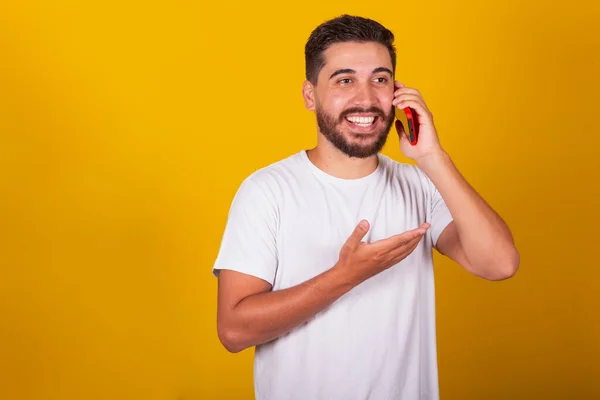 Бразильский Латиноамериканец Разговаривающий Мобильному Телефону Разговаривающий Улыбающийся Общающийся Звонящий Интернет — стоковое фото