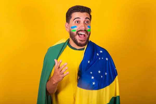 Brazilský Muž Latinskoamerický Fandící Brazilské Světovém Poháru 2022 Fanoušek Černovlásky — Stock fotografie