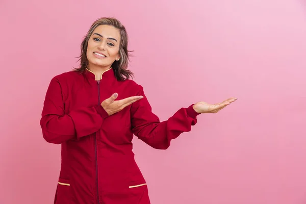 Mulher Brasileira Empresária Profissional Estético Com Casaco Vermelho Apontando Para — Fotografia de Stock