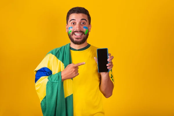 Brasiliansk Latinamerikansk Man Hejar Skamlös 2022 Happy Håller Mobiltelefon Och — Stockfoto