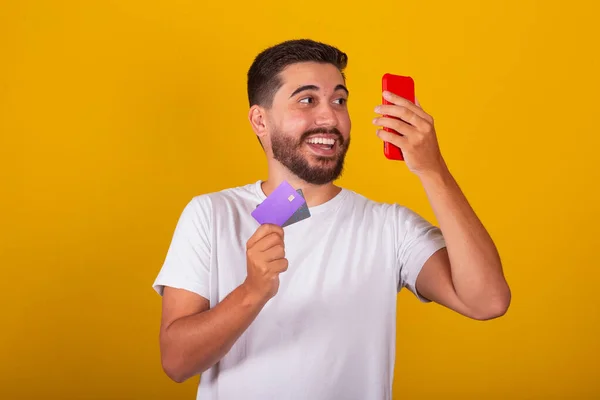 Brezilyalı Latin Amerikalı Adam Cep Telefonuyla Kredi Kartıyla Online Alışveriş — Stok fotoğraf