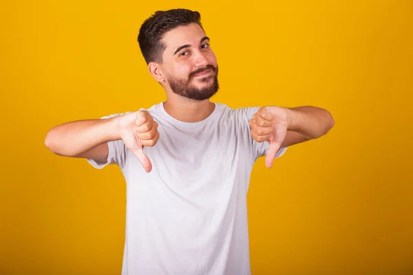 巴西拉丁美洲男人的大拇指朝下的手势表示消极的 失败的 错误的 失败的 错了黄色背景 — 图库照片