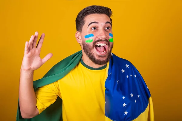 巴西人 拉丁裔美国人 为2022年世界杯而欢呼 爱国者 民族主义者 尖叫的目标 激动的情绪 快乐和惊奇的表情 — 图库照片