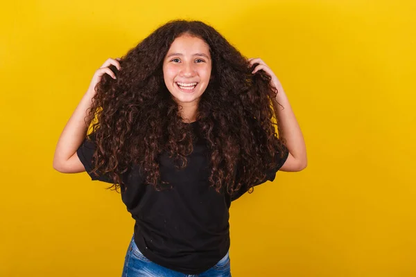 Brezilyalı Latin Amerikalı Kız Afro Saç Sarı Arka Plan Eller — Stok fotoğraf