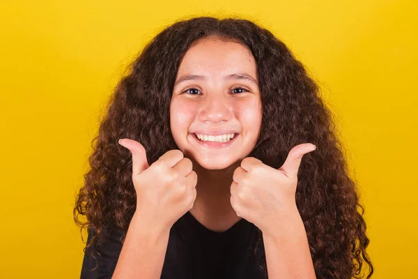 Бразильская Латинская Американская Девушка Афроволос Желтый Фон Улыбка Большие Пальцы — стоковое фото