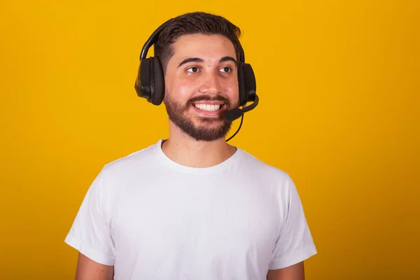 Glad Brasiliansk Latinamerikansk Man Med Headset Och Mikrofon Telemarketer Telefonsupport — Stockfoto
