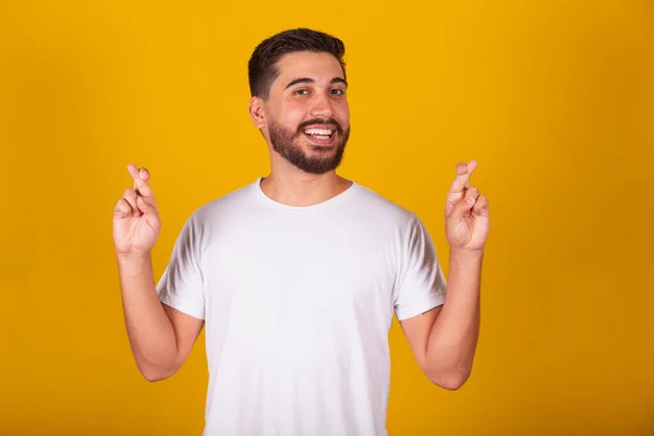 ブラジル系アメリカ人の男性 指が交差し 幸運な兆候 黄色の背景 — ストック写真