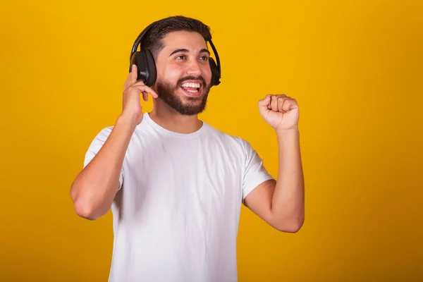 Brazilský Latinskoamerický Muž Šťastný Hudebními Sluchátky Zvukem Rád Poslouchá Hudbu — Stock fotografie
