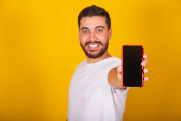 Braziliaanse Latijns Amerikaanse Man Toont Mobiele Telefoon Met Uitgestrekte Hand — Stockfoto